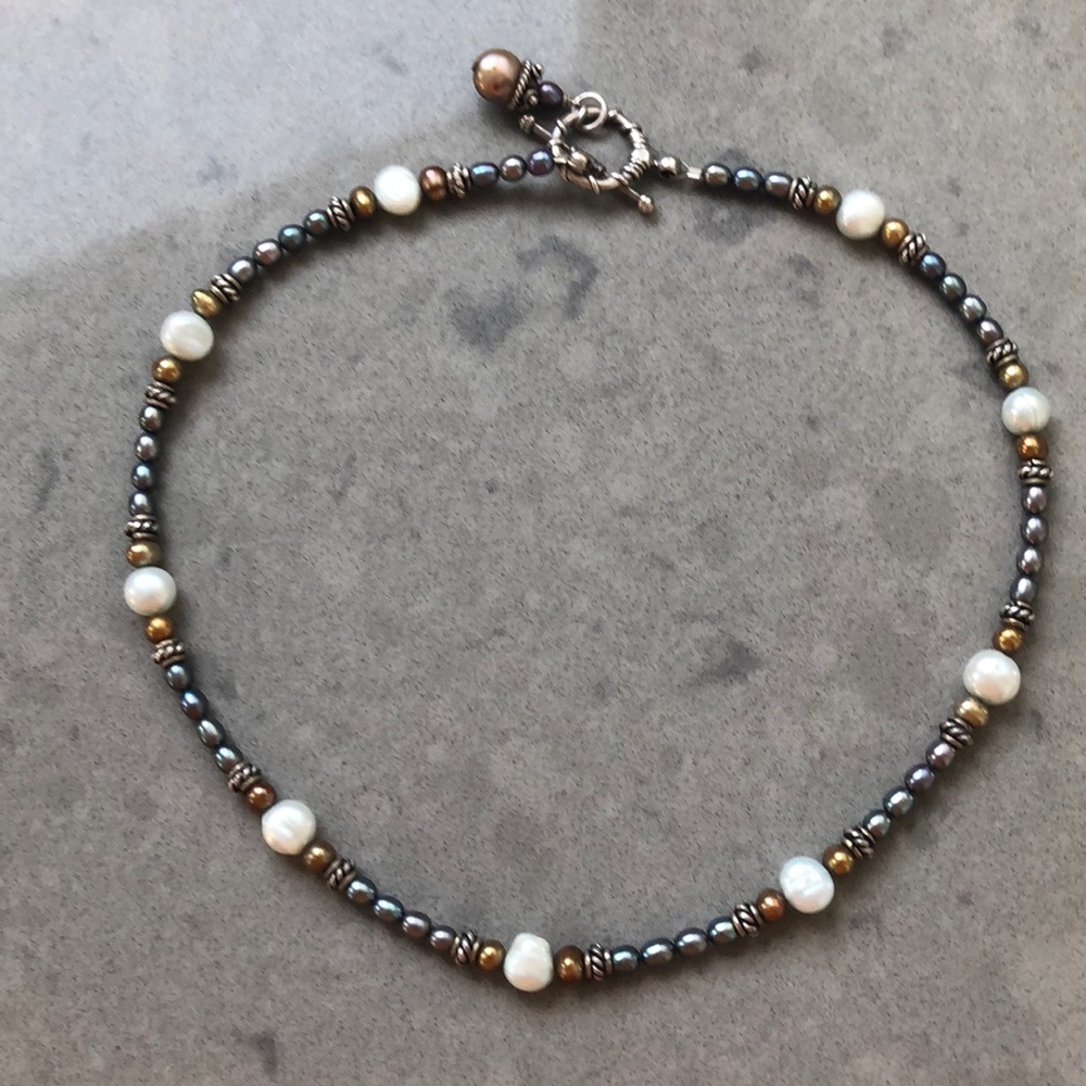 Jazz up your outfit! Beautiful silver bead and pearl necklace